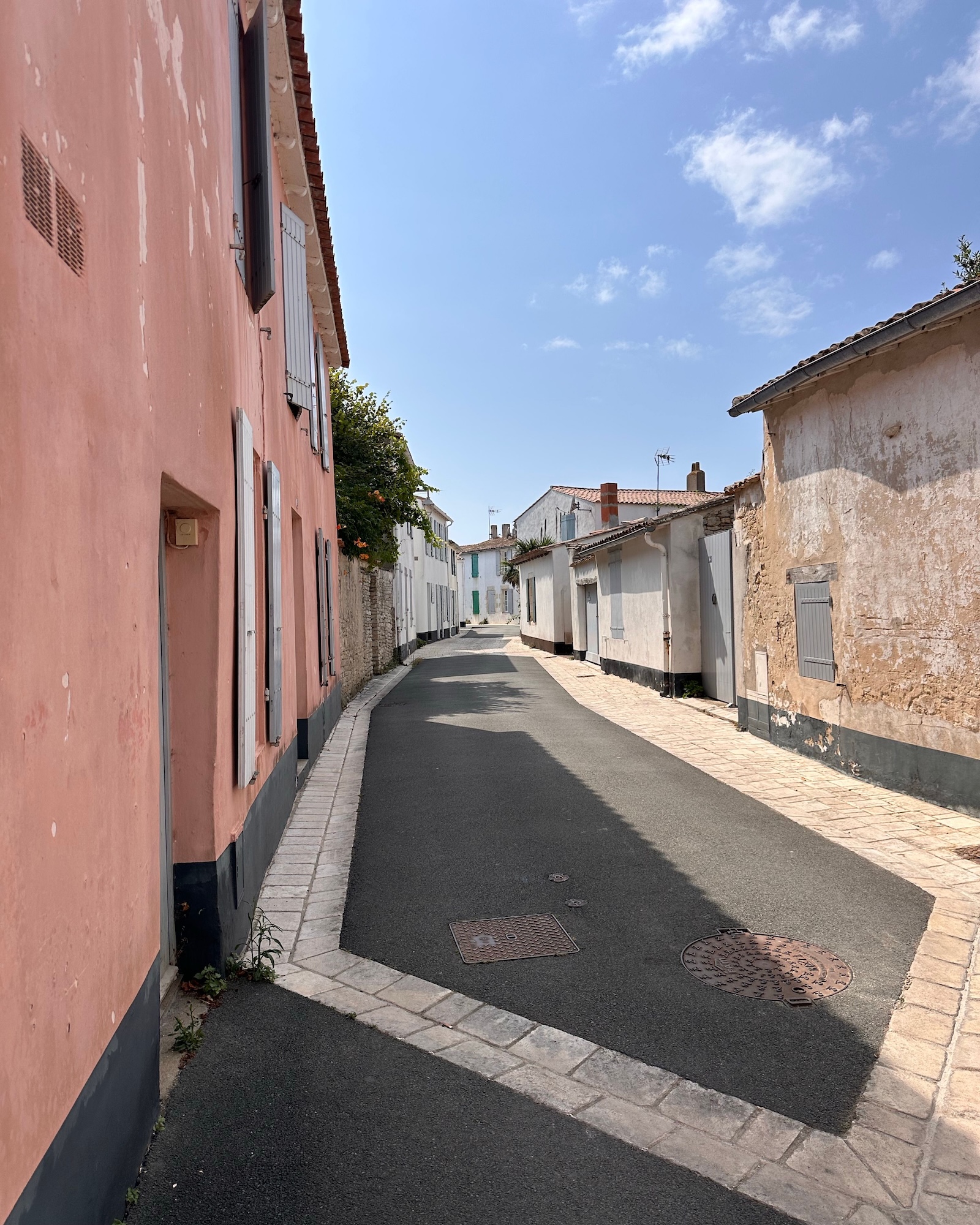 Ruelle du bourg de Jard-sur-Mer aux façades claires, à deux pas de la Villa Sainte-Anne