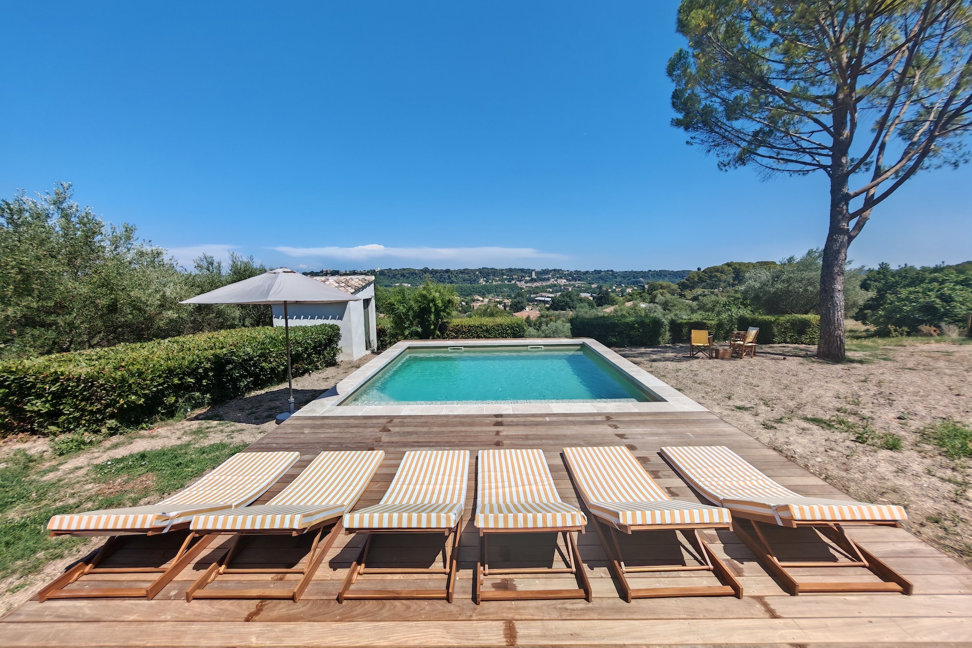 Piscine chauffée et terrasse en bois de la Villa Les Oyats, face à la pinède à Jard-sur-Mer