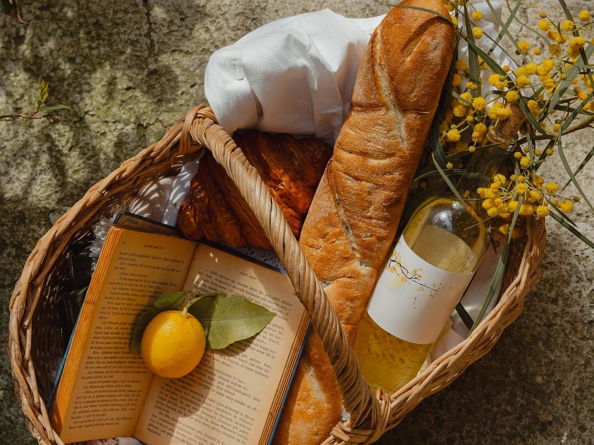 Panier d’arrivée avec pain, brioche vendéenne et vin blanc, déposé dans une maison de Jard-sur-Mer