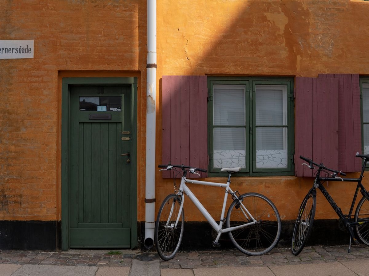 Vélos rangés le long d’une façade, prêts pour la Vélodyssée à Jard-sur-Mer